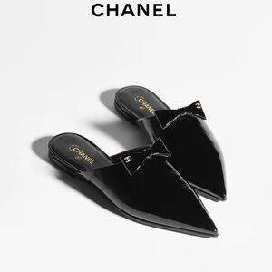 AUTHENTIC Brand New Chanel 25A  Crumpled Patent Calfskin Mules 37